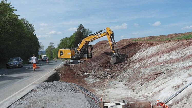 Die Baustelle bei Forstlahm-Nord in Fahrtrichtung Kulmbach. Dort führt die Firma Strabag derzeit umfangreiche Erdbewegungen durch, um Platz für die Linksabbiegespur zum neuen Baugebiet der Stadt zu schaffen. Die Autofahrer müssen täglich mit Behinderungen rechnen. Fotos: Peter Müller