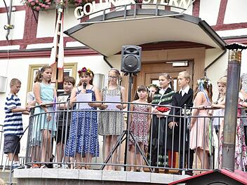 Josephine Uhlich (links) und Chiara Grimmer (rechts) hielten auf der Terrasse des "Goldnen Sterns" die Abschiedsrede. Fotos: Gerold Snater