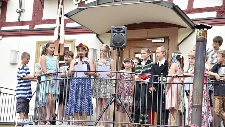Josephine Uhlich (links) und Chiara Grimmer (rechts) hielten auf der Terrasse des "Goldnen Sterns" die Abschiedsrede. Fotos: Gerold Snater