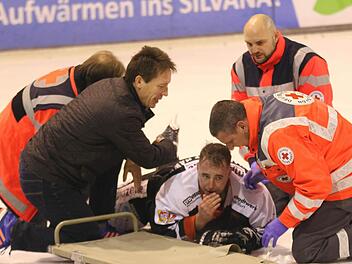 Nach einem "Privatduell" mit Schweinfurts Zdenek Vanc zog sich ESC-Kapitän Philipp Bates (Mitte) einen Schien- und Wadenbeinbruch zu und musste ins Krankenhaus. Links ESC-Trainer Martin Reichert. Foto: rn
