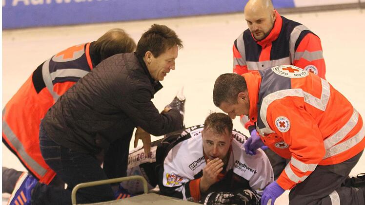 Nach einem "Privatduell" mit Schweinfurts Zdenek Vanc zog sich ESC-Kapitän Philipp Bates (Mitte) einen Schien- und Wadenbeinbruch zu und musste ins Krankenhaus. Links ESC-Trainer Martin Reichert. Foto: rn