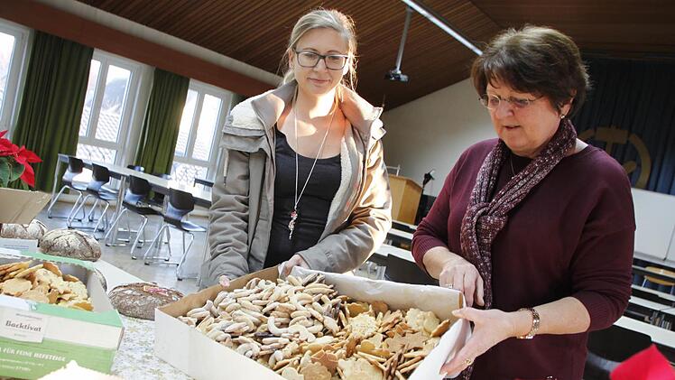 Auch Plätzchen wurden von den Helfern für die Bedürftigen eingepackt.