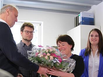 Bürgermeister Gerald Brehm überreicht Christiane Kolbet einen Blumenstrauß. Mit dabei die beiden "Neuen" im Stadtmarketing, Thomas Oppelt und Regina Dukart.  Foto: Christian Bauriedel