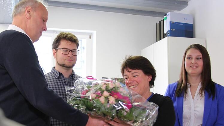 Bürgermeister Gerald Brehm überreicht Christiane Kolbet einen Blumenstrauß. Mit dabei die beiden "Neuen" im Stadtmarketing, Thomas Oppelt und Regina Dukart.  Foto: Christian Bauriedel