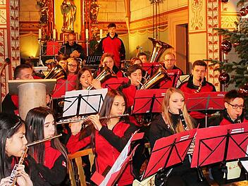 Die Jungmusiker der Leuchsentaler Blaskapelle ziehen mit modernen Liedern und bekannten Welthits aber auch traditionellen Weihnachtsliedern alle Register ihres Könnens. Foto: Martin Dirauf