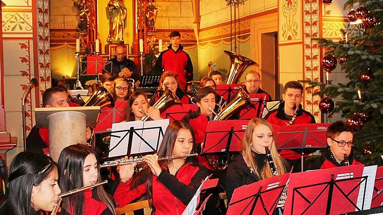 Die Jungmusiker der Leuchsentaler Blaskapelle ziehen mit modernen Liedern und bekannten Welthits aber auch traditionellen Weihnachtsliedern alle Register ihres Könnens. Foto: Martin Dirauf
