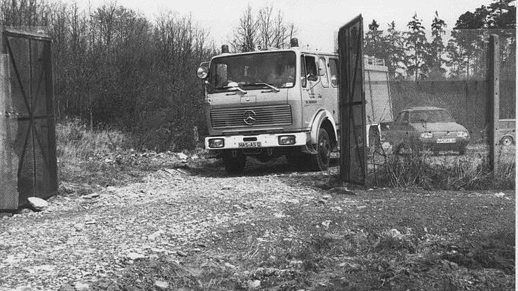 Die Grenze ist auf: Die ersten Fahrzeuge rollen durch den Eisernen Vorhang (Feuerwehr bei Ermershausen).