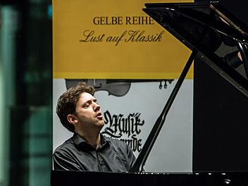 Zu Gast in Coburg bei der Gesellschaft der Musikfreunde: Der Pianist Benjamin Moser beeindruckte die Zuhörer bei seinem Solo-Abend im HUK-Foyer.Foto: Jochen Berger