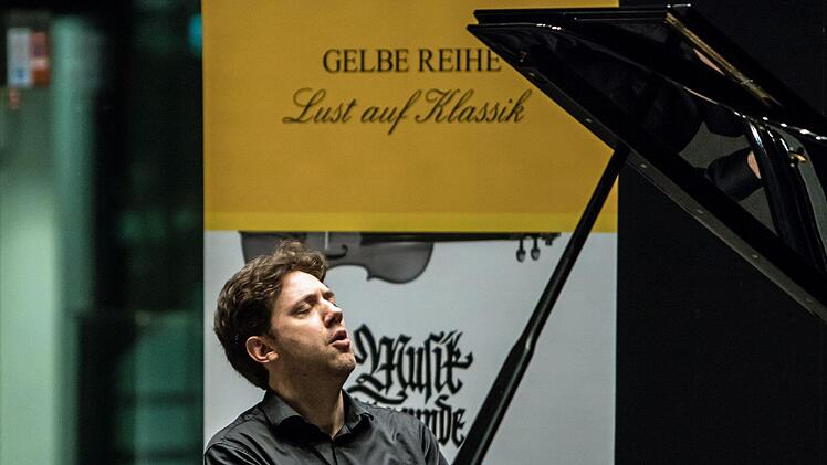 Zu Gast in Coburg bei der Gesellschaft der Musikfreunde: Der Pianist Benjamin Moser beeindruckte die Zuhörer bei seinem Solo-Abend im HUK-Foyer.Foto: Jochen Berger