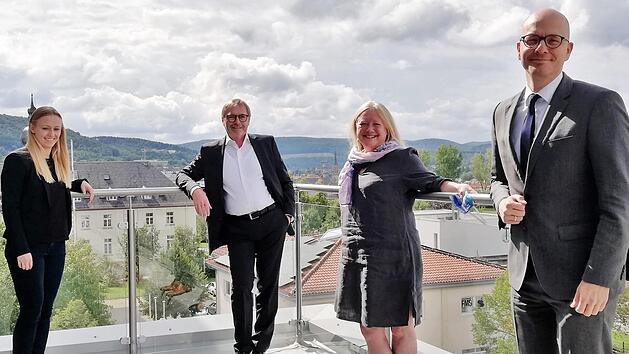 Bad Kissingen als Zentrum zukunftsf&auml;higer Gesundheitswirtschaft w&uuml;nschen sich (von links) Sophie Kobler (Zentrum f&uuml;r Telemedizin), Kunibert Sch&auml;fer (Geratherm Respiratory), Dr. Elisabeth M&uuml;ller (Laboklin) und Oberb&uuml;rgermeister Dirk Vogel  Foto: Sigismund von Dobsch&uuml;tz