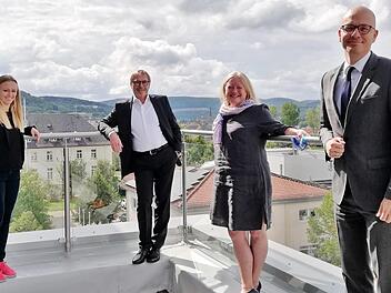 Bad Kissingen als Zentrum zukunftsfähiger Gesundheitswirtschaft wünschen sich (von links) Sophie Kobler (Zentrum für Telemedizin), Kunibert Schäfer (Geratherm Respiratory), Dr. Elisabeth Müller (Laboklin) und Oberbürgermeister Dirk Vogel  Foto: Sigismund von Dobschütz