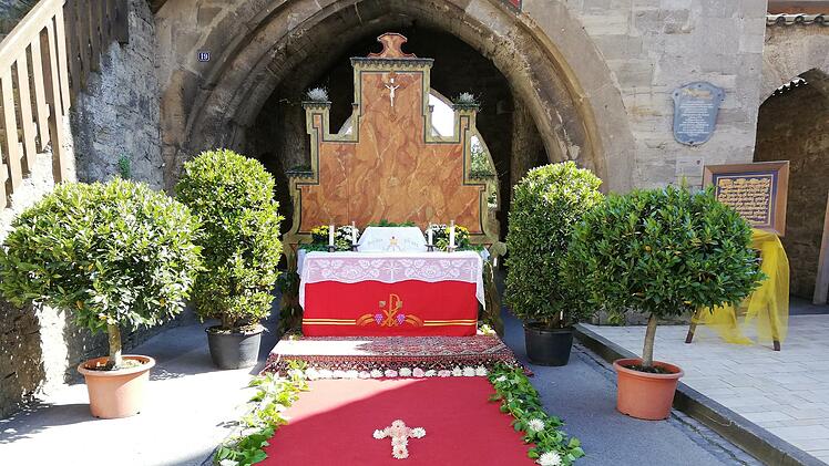 Gelobter Feiertag in Münnerstadt - der Altar am Jörgentor. Foto: Heike Beudert