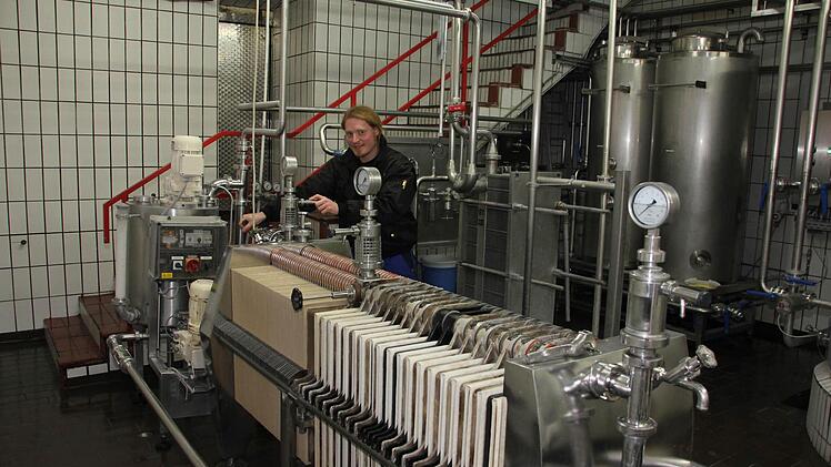 Robert Smith kennt sich bei den zahlreichen Apparaturen in der Brauerei aus.