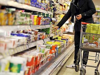 Ein Lebensmittelskandal jagt den nächsten: Die Verbraucher sind verunsichert, was man noch guten Gewissens essen kann. Foto: Oliver Berg/dpa