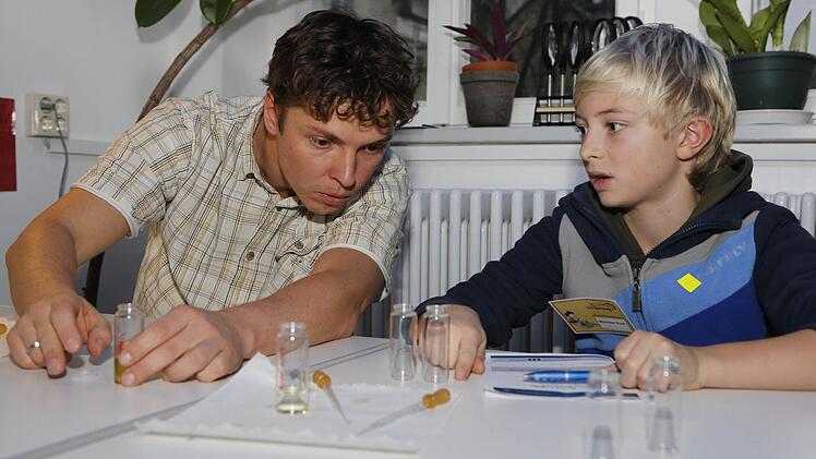 An der Station "überwältigende Düfte" mit dem Wissenschaftlichen Mitarbeiter Denis Messig mussten die Kinder eine feine Nase beweisen.  Foto: Matthias Hoch