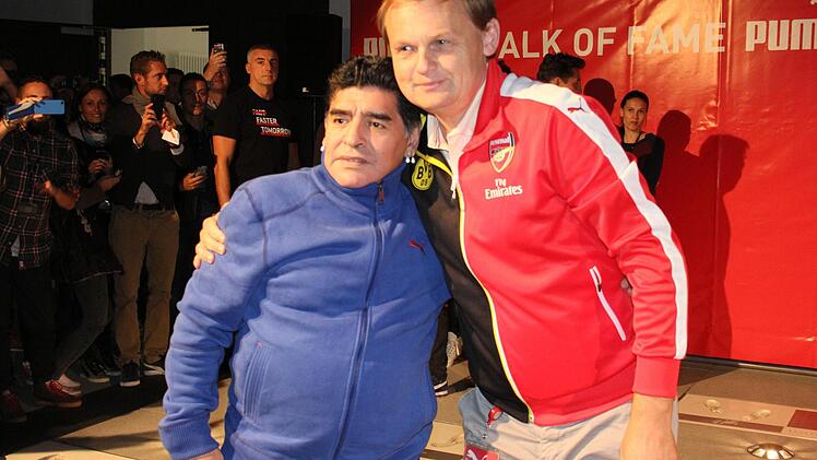 Diego Maradona posiert bei seinem Besuch in Herzogenaurach auch mit Puma-Chef Björn Gulden. Foto: Max Kaltenhäuser