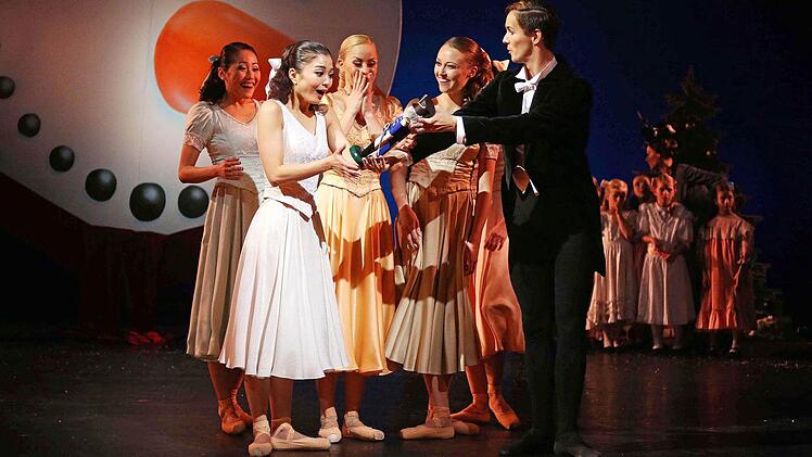 Mark McClains "Nussknacker"-Choreografie steht ab Samstag wieder auf dem Spielplan des Landestheaters. Foto: Henning Rosenbusch