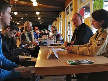 Berufswunsch Polizei: Mehrere Schüler informierten sich am Beratungstisch bei Bianca Rittelmeier und Jörg Hüttermann. Foto: Gerd Schaar