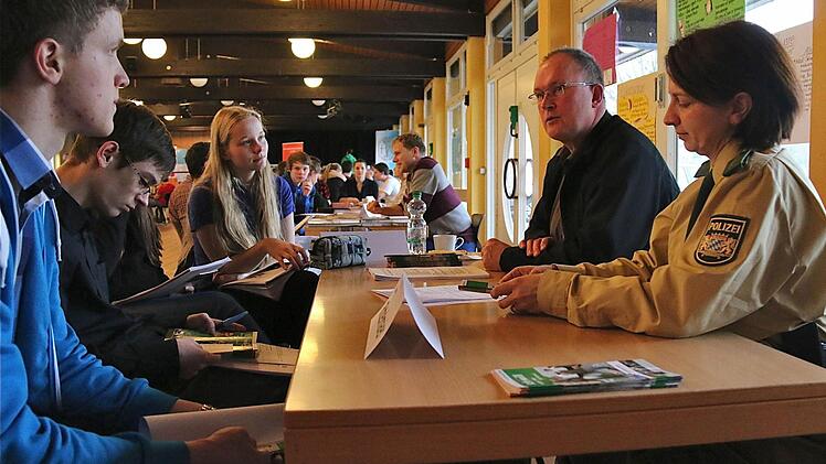Berufswunsch Polizei: Mehrere Schüler informierten sich am Beratungstisch bei Bianca Rittelmeier und Jörg Hüttermann. Foto: Gerd Schaar