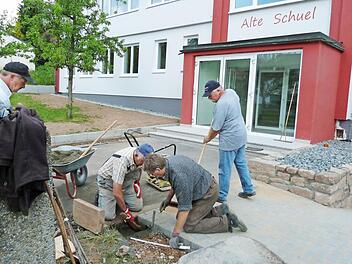 Noch letzte Außenarbeiten an der "Alte Schuel" in Stralsbach, dann ist das Werk vollbracht: 6000 freiwillige Arbeitsstunden wurden geleistet.