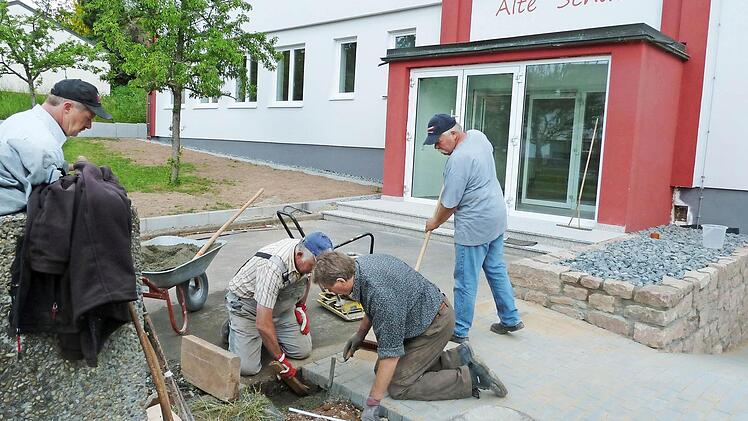 Noch letzte Außenarbeiten an der "Alte Schuel" in Stralsbach, dann ist das Werk vollbracht: 6000 freiwillige Arbeitsstunden wurden geleistet.