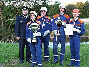 Der Pokalstifter Renald Steger (links) durfte den Renald-Steger-Pokal an die Jugendgruppe Stockheim 1 überreichen. Von links: Lukas Eisenbeiß, Patrick Neubauer, Julian Schröppel, Sven Suffa.  Fotos: K.- H. Hofmann
