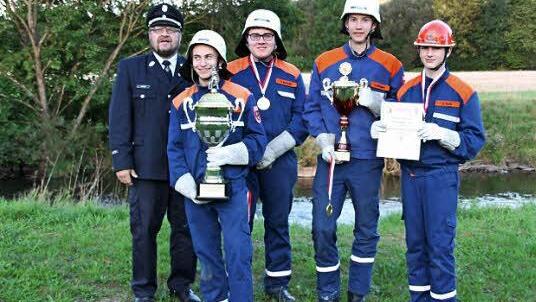 Der Pokalstifter Renald Steger (links) durfte den Renald-Steger-Pokal an die Jugendgruppe Stockheim 1 überreichen. Von links: Lukas Eisenbeiß, Patrick Neubauer, Julian Schröppel, Sven Suffa.  Fotos: K.- H. Hofmann