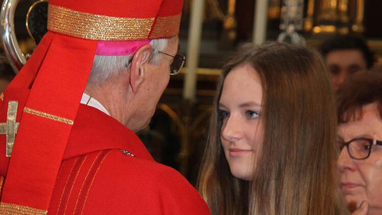 Erzbischof Ludwig Schick sprach die Firmlinge persönlich mit ihren Namen an und hatte bei vielen eine kurze Interpretation des Namens parat. Foto: Sonny Adam