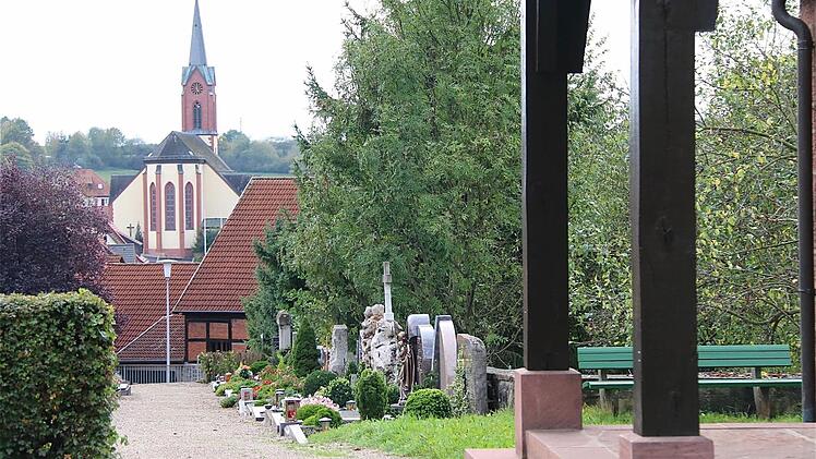 Der Euerdorfer Friedhof ist ein Dauerthema für den Marktgemeinderat.  Foto: Gerd Schaar