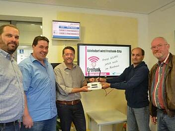 Gerhard Lang, IT-Administrator der Gemeinde, Jörg Noppenberger, Bürgermeister Karsten Fischkal, Dieter Puchinger und Helmut Böhm vom Verein Freifunk Franken (v. l.) ermöglichen den Besuchern einen kostenlosen Zugang zum WLAN-Hotspot im Rathaus. Foto: Larissa Händel