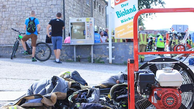 Ventilatoren wurden gegen die starke Rauchentwicklung eingesetzt. Foto: Dominic Buckreus