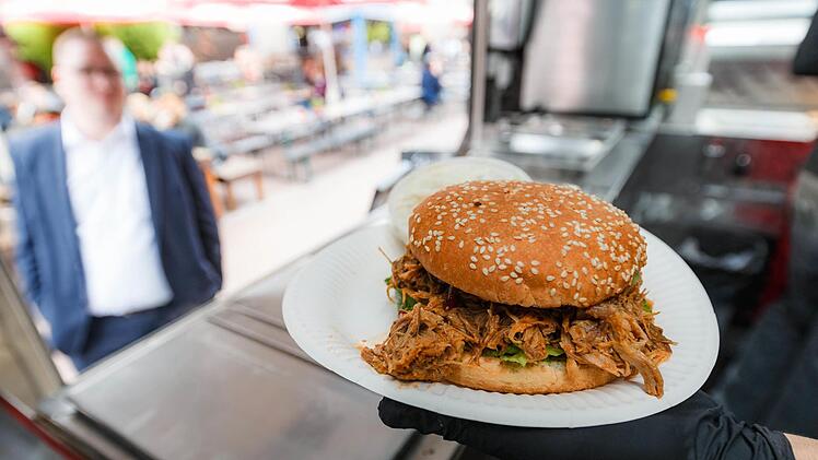 Gezupftes Fleisch spielt die Hauptrolle beim Pulled Pork Burger. Er ist ein Streetfood-Klassiker. M. Scholz, dpa
