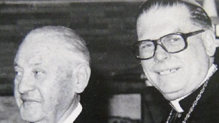 Der legendäre Geistliche Beirat Prälat Georg Werthmann (links) mitErzbischof Elmar Maria Kredel.                   p