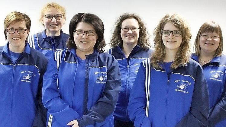 Die Unterpreppacher Keglerinnen freuen sich über die Meisterschaft, v. l.: Sonja Zellner, Doris Welsch, Monika Schor, Yvonne Gercke, Vanessa Grader, Sophia Steinmetz. Auf dem Bild fehlt Michaela Elflein. Foto: Dietz