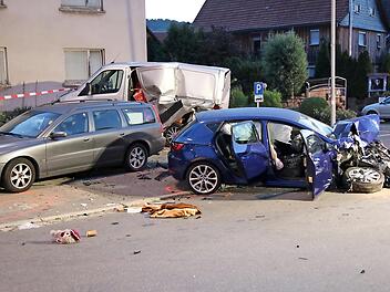 Verwüstung am Unfallort in der Ortsmitte von Ebersdorf  Foto: M. Stelzner