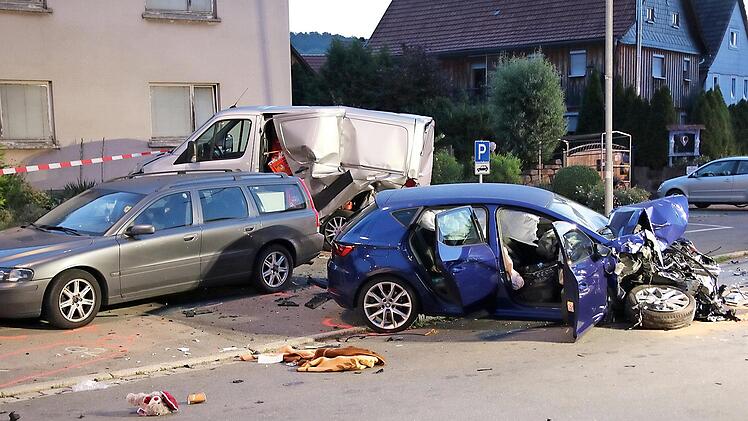 Verwüstung am Unfallort in der Ortsmitte von Ebersdorf  Foto: M. Stelzner