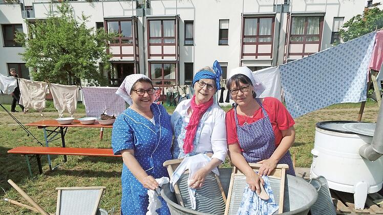 Doris Kratz, Elisabeth Mielke und Christine Engler zeigten, wie annodazumal dem Dreck in der Wäsche zu Leibe gerückt wurde.