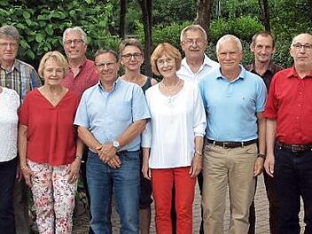 Sie sind die Lebensretter, die über 100mal ihr Blut gespendet haben. Die stellvertretenden BRK-Kreisvorsitzenden Heidi Beierle (7.v.re) und Armin Bandorf (5.v.re) sind stolz auf die Männer und Frauen.