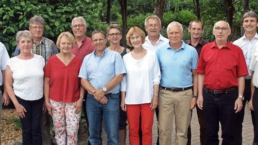 Sie sind die Lebensretter, die über 100mal ihr Blut gespendet haben. Die stellvertretenden BRK-Kreisvorsitzenden Heidi Beierle (7.v.re) und Armin Bandorf (5.v.re) sind stolz auf die Männer und Frauen.