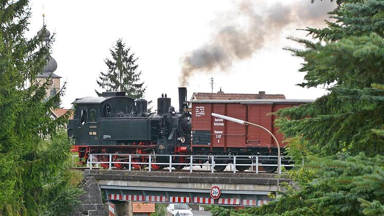 Das Rhönzügle mit der historischen Bayerischen Tenderlok ist heute das Zugpferd und ein Alleinstellungsmerkmal für das Fränkische Freilandmuseum Fladungen Im Jahr werden bis zu 3500 Gäste befördert.