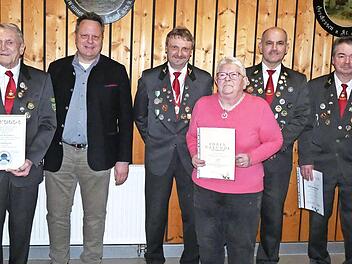 Ehrungen bei der Schützengesellschaft Kauernburg (von links): Bürgermeister Frank Wilzok, Ehrenmitglied Alfred Roßmeisl, 0B Ingo Lehmann, Vorsitzender Harry Bauer, Irmgard Knopf, Schützenmeister Rudi Fürbringer, Harald Winkler und Patrick Waldmann...