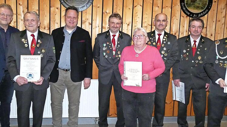 Ehrungen bei der Schützengesellschaft Kauernburg (von links): Bürgermeister Frank Wilzok, Ehrenmitglied Alfred Roßmeisl, 0B Ingo Lehmann, Vorsitzender Harry Bauer, Irmgard Knopf, Schützenmeister Rudi Fürbringer, Harald Winkler und Patrick Waldmann...