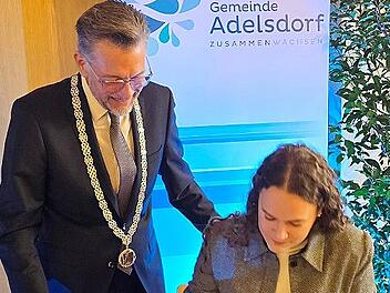 Lilly Kaltenegger trägt sich ins Goldene Buch ein.