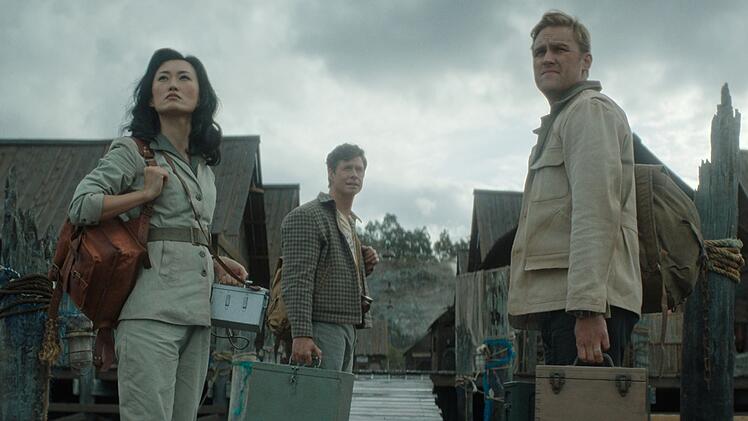 In einem abgelegenen Dorf in S&uuml;damerika machen Keiko (Mari Yamamoto), Bill (Anders Holm, Mitte) und der junge Lee Shaw (Wyatt Russell) in den 1950er-Jahren erstmals Bekanntschaft mit Titan X.