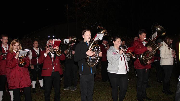Zentbechhofener Blasmusik am Gedenkstein