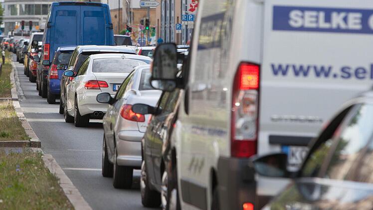 Wartenden Fahrgaesten am Donnerstag (26.06.2014) am Hauptbahnhof in Nuernberg. Die Gewerkschaften haben heute erneut zu einem Warnstreik aufgerufen. Verkehrschaos in Nuernberg.Foto: News5 / Grundmann