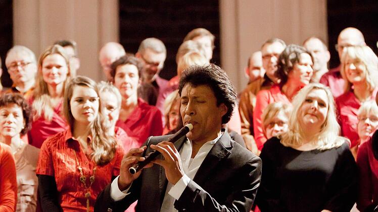 Gemeinsam mit der peruanischen Instrumentalgruppe "Indoamerika Perumanta" führte der Chor "Unerhört" Musik von Ariel Ramirez in der Coburger Heilig-Kreuz-Kirche auf.Foto: Jochen Berger