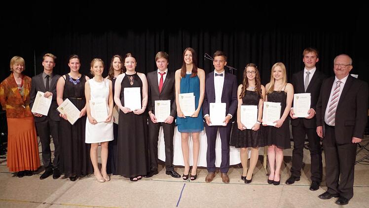 Diese Schüler haben ein Einser-Abitur. Mit im Bild Schulleiterin Renate Leive und stellvertretender Landrat Bernd Steger.