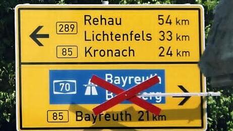 Wer von Kulmbach aus auf die A 70 will, wird auf die offizielle Umleitungsstrecke über Untersteinach, Himmelkron und die A 9 geleitet. Die Strecke in Richtung Bayreuth ist gesperrt.