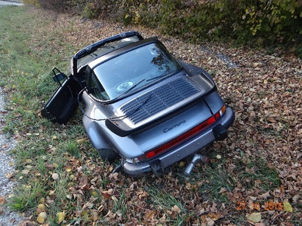 Porsche landet in Graben - Fahrer flieht